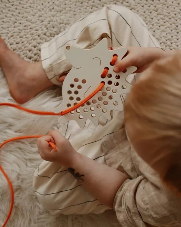 Montessori drevená prepletacia hračka - ježko