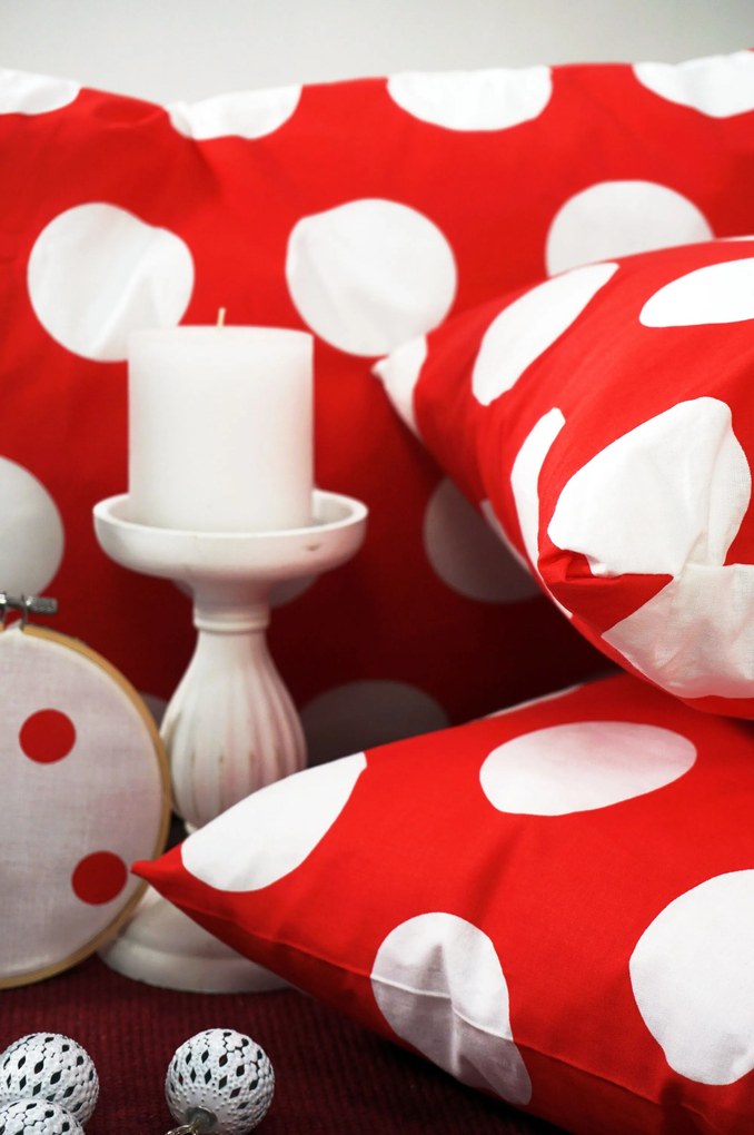 Obliečky bavlnené Dots červené EMI: Predĺžený set jednolôžko obsahuje 1x 140x220 + 1x 70x90