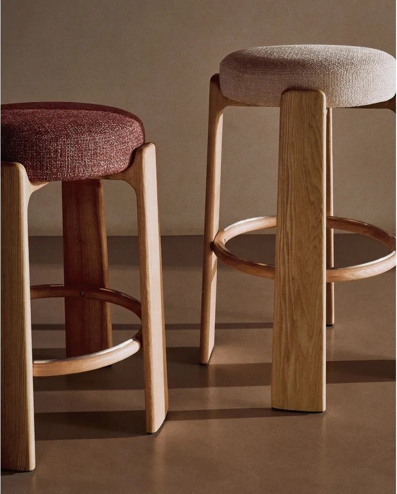 Béžová/v svetlo prírodnej farbe barová stolička z jaseňového dreva (výška sedadla 75 cm) Granite – Kave Home