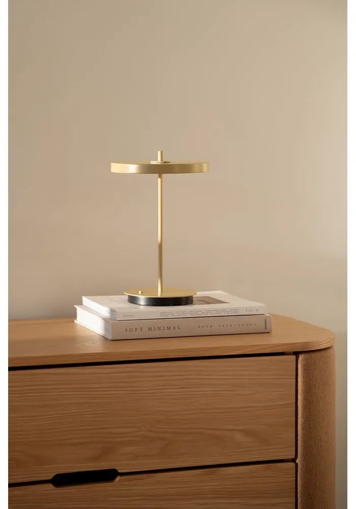 Svetložltá kovová LED stolová lampa s kovovým tienidlom (výška 31 cm) Asteria Move – UMAGE