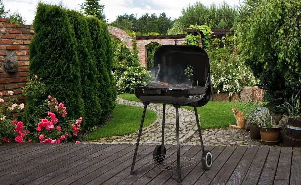 Záhradný gril s výklopným vekom