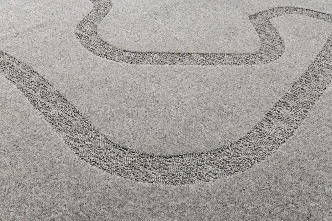 Koberec Agnella Morphic Blooms sivý