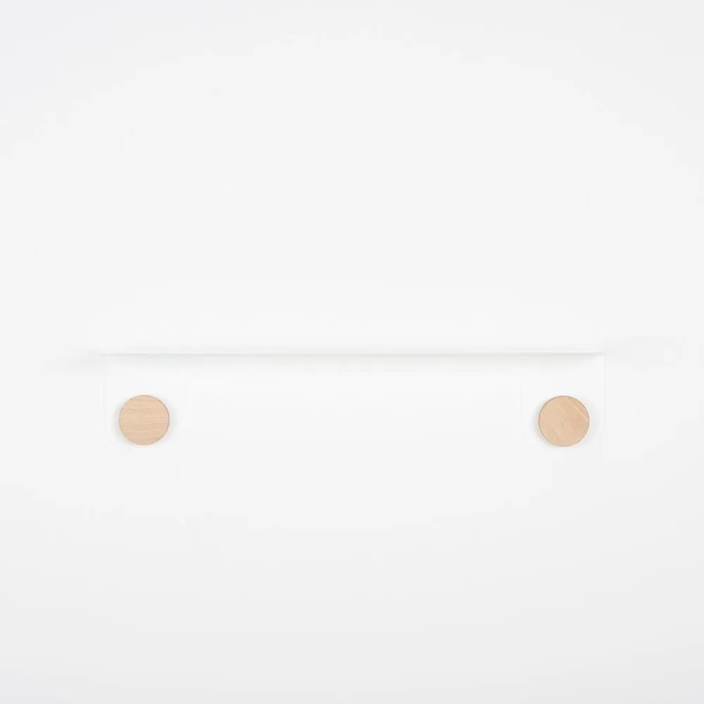 Nástenná biela polica z ocele s detailom z dubového dreva s 2 háčikmi Gazzda Hook, dĺžka 60 cm