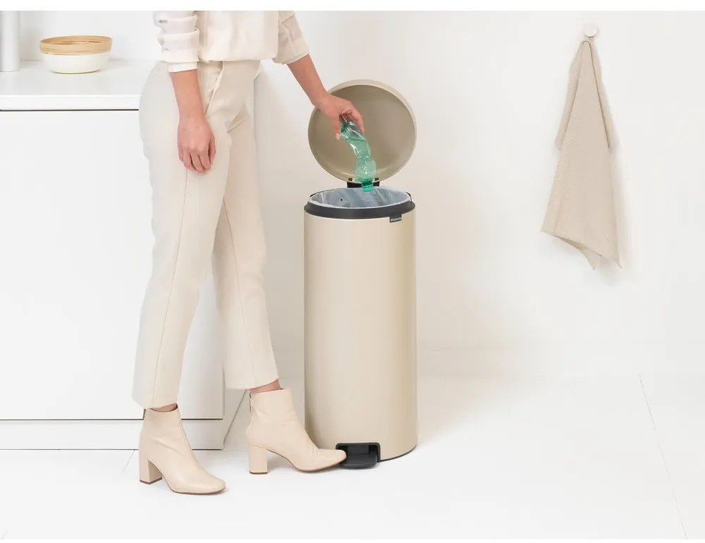Béžový nášľapný oceľový odpadkový kôš 30 l NewIcon – Brabantia