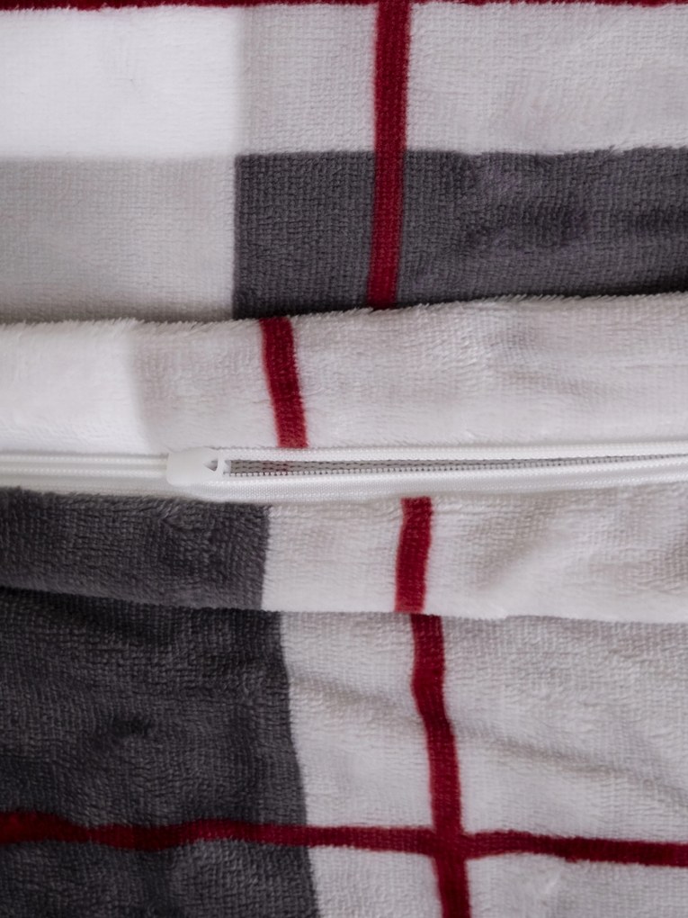 Obliečka na vankúš mikroplyš Exclusive 50 × 70 cm - Kocky šedočervené