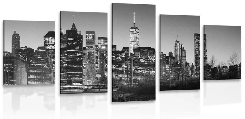 5-dielny obraz centrum New Yorku v čiernobielom prevedení