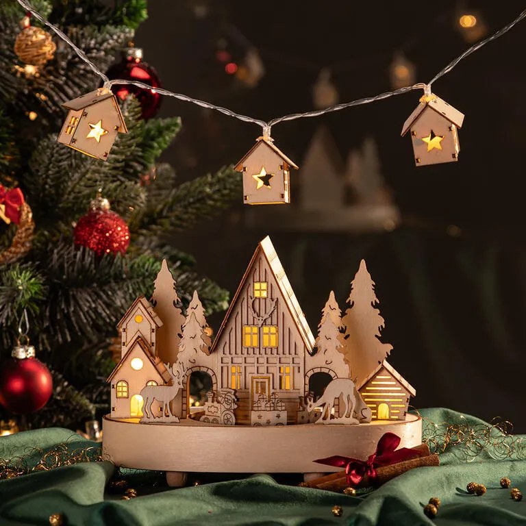 Svetelná reťaz s drevenými domčekmi
