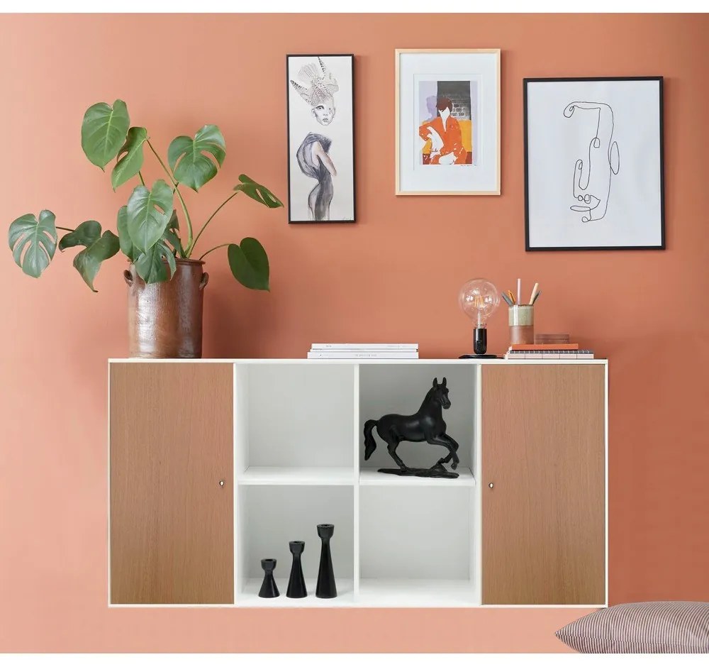 Biela nástenná komoda v dubovom dekore Hammel Mistral Kubus, 136 x 69 cm