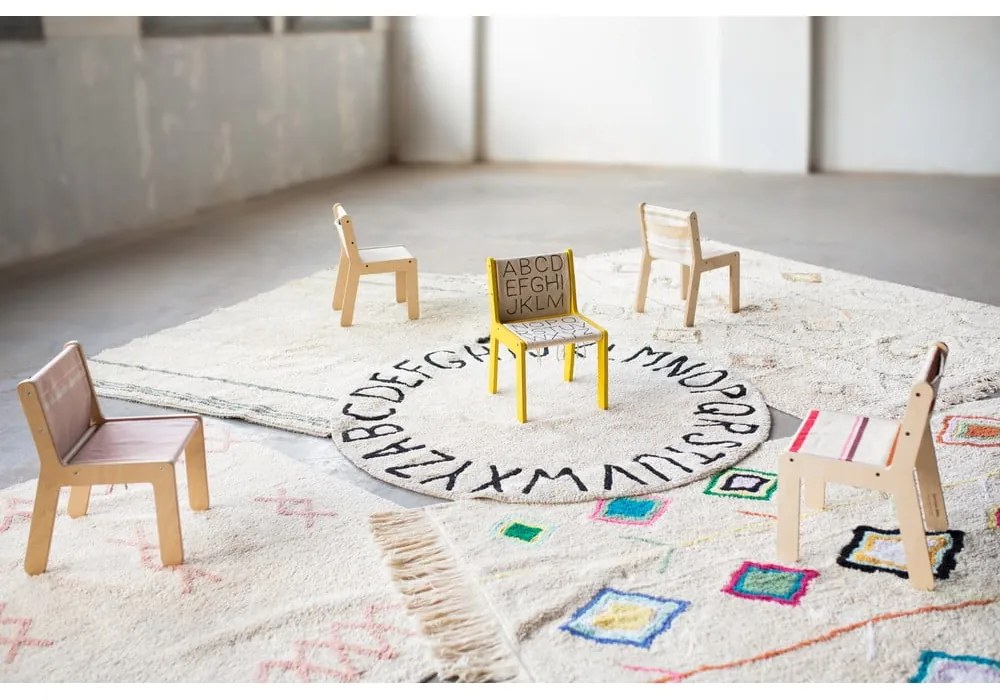 Detská stolička v prírodnej farbe Kaarol Earth – Lorena Canals