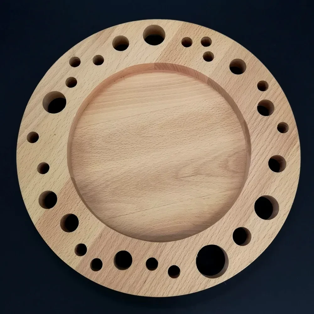AMADEA Drevený tanier s otvormi, masívne drevo, priemer 28 cm