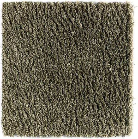 Metrážny koberec BOLD INDULGANCE tmavozelený