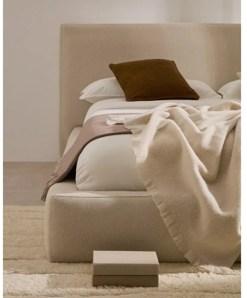 Béžová čalúnená dvojlôžková posteľ bez roštu 180x200 cm Blok – Kave Home
