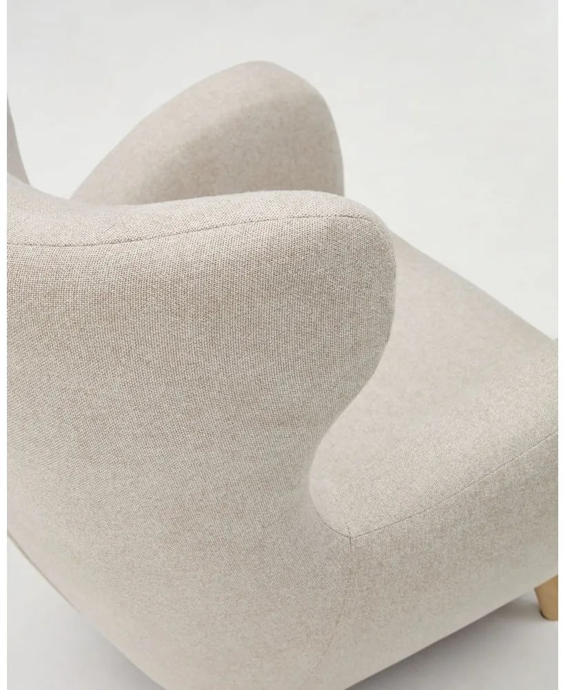 Béžové kreslo ušiak Patio – Kave Home