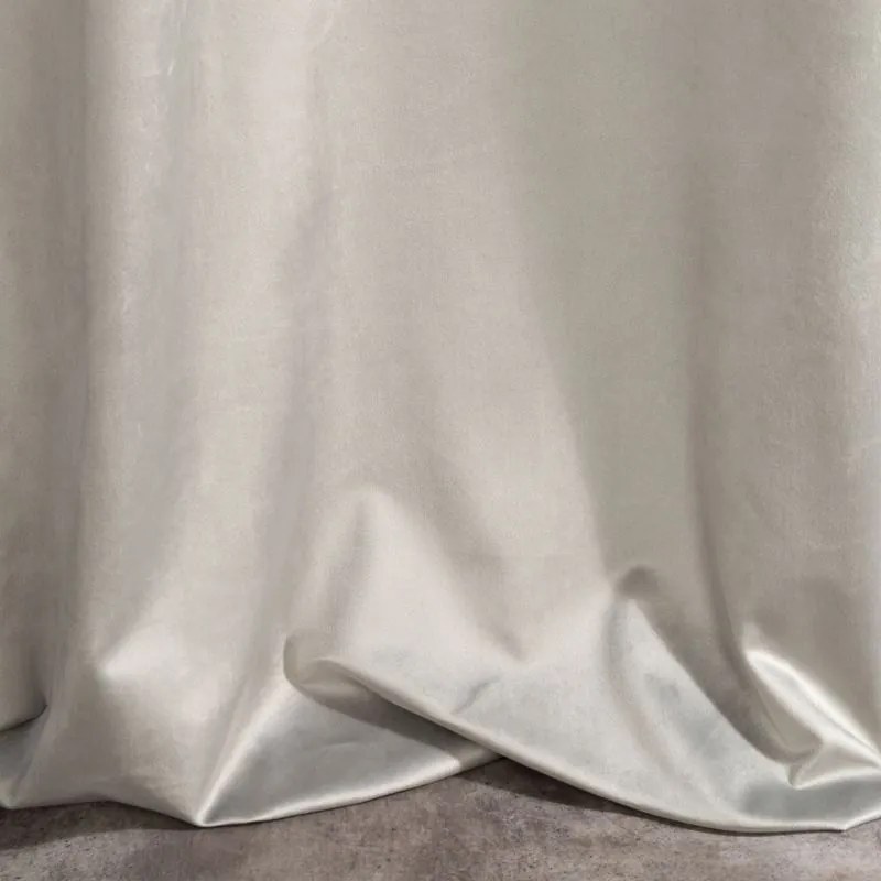 Dekorstudio Luxusný zamatový záves so strapcami v sivej farbe