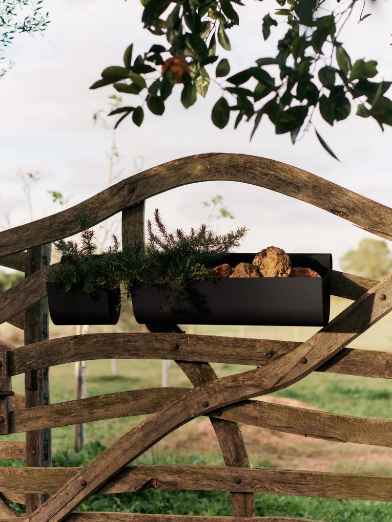 Ferm Living Závesný kvetináč na balkón Uma Black Large