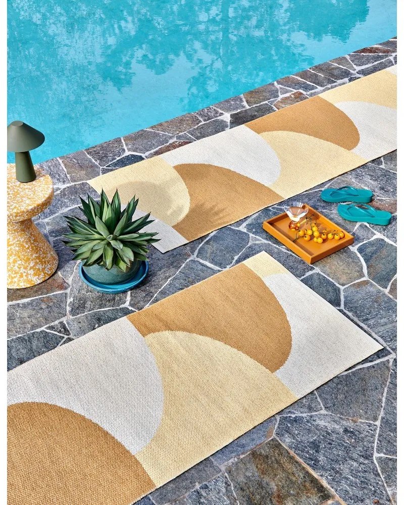Okrovožltý vnútorný a vonkajší koberec 70x90 cm Hill Ochre Pale Yellow – Pappelina