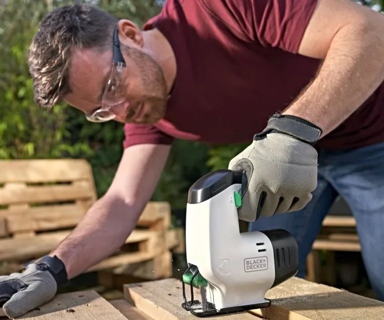 Black & Decker AKU priamočiara píla REVJ12C