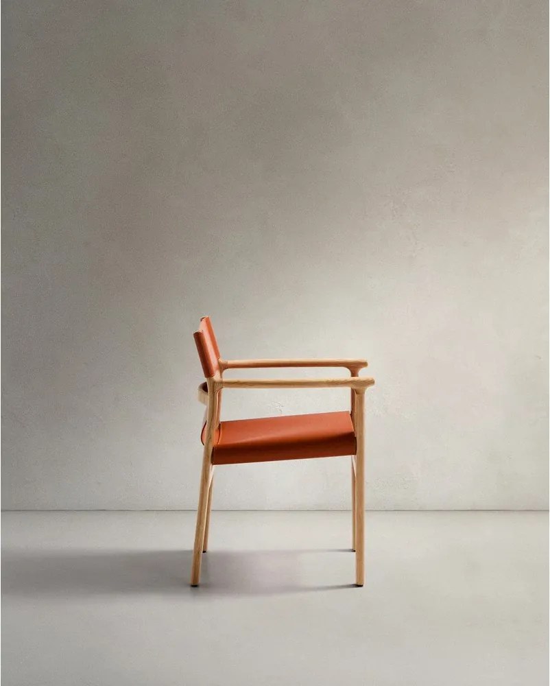 Koňakovohnedá jedálenská stolička s podrúčkami z jaseňového dreva Jan – Kave Home