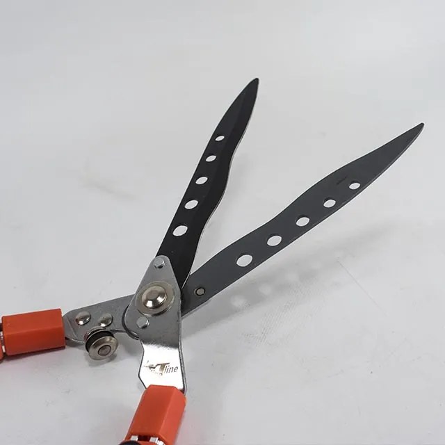 XTline Nožnice na živý plot, teleskopické, vlnitá čepeľ 640–870 mm XT93935