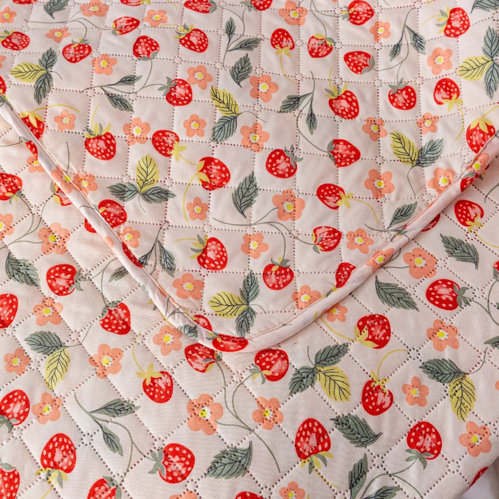 Prehoz na posteľ so vzorom STRAWBERRY ružový Rozmer: 220 x 240 cm