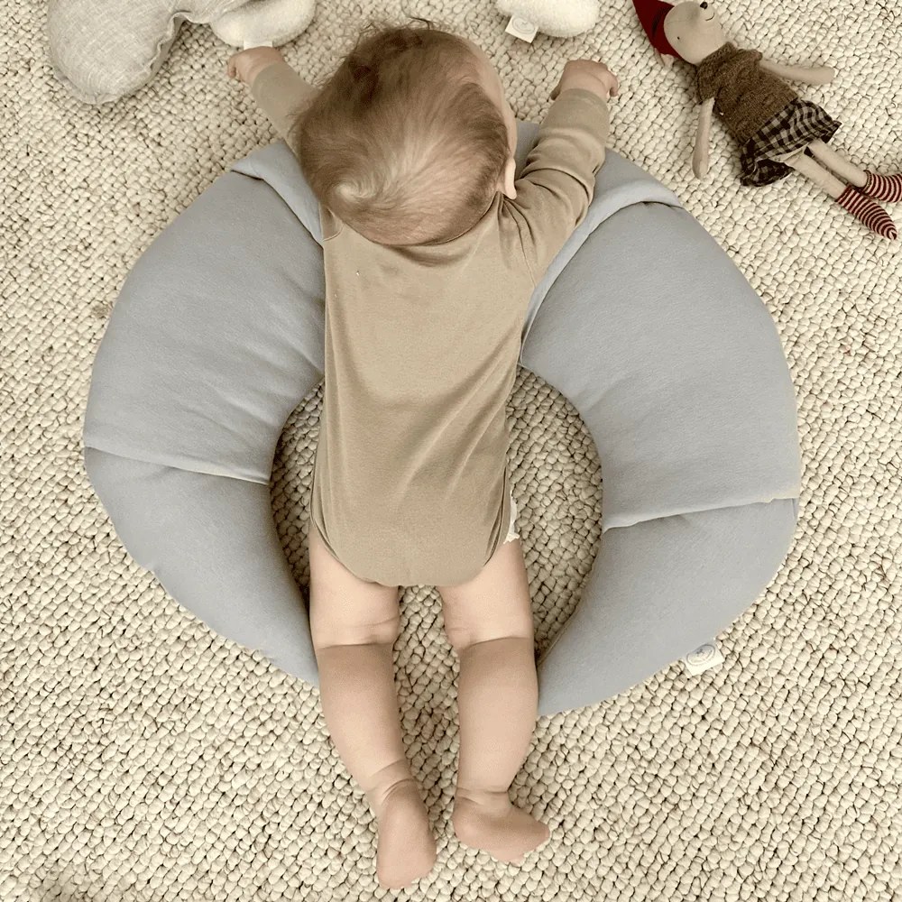 Vankúš croissant svetlo šedá 55cm