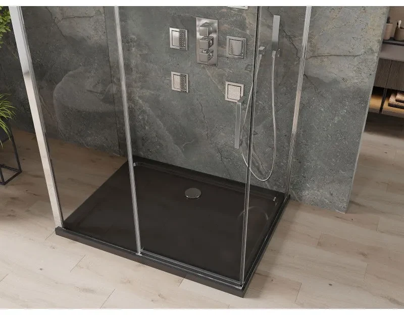 Mexen Omega, 3-stenový sprchovací kút s posuvnými dverami 140 (dvere) x 90 (stena) x 190 cm, 8mm číre sklo, chrómový profil + čierna sprchová vanička SLIM, 825-140-090-01-00-3S-4070