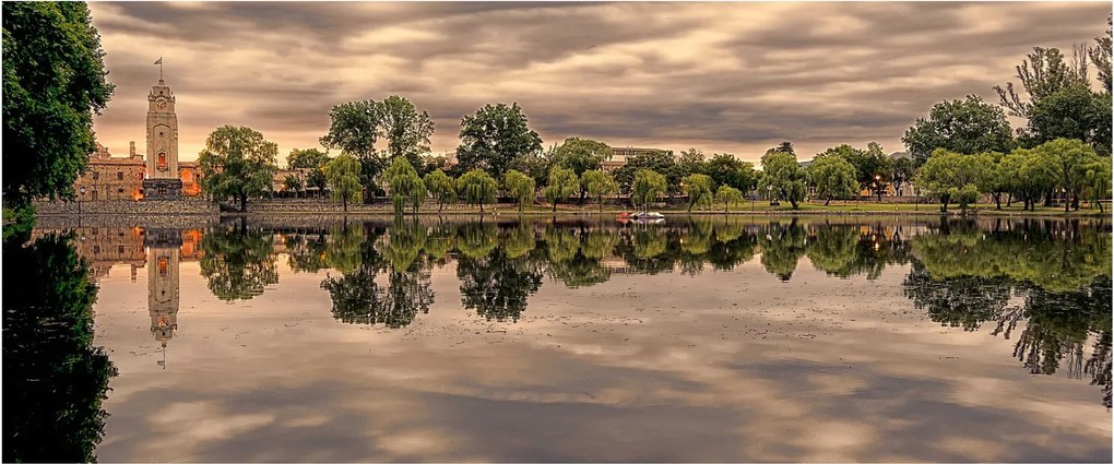 Obraz jazera a stromov (120x50 cm)
