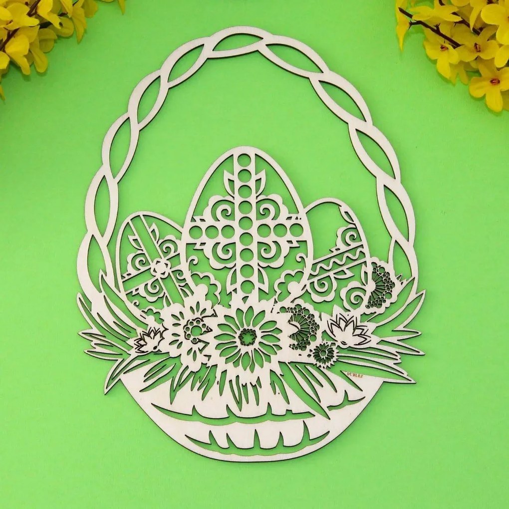 Drevený košík s veľkonočnými vajíčkami