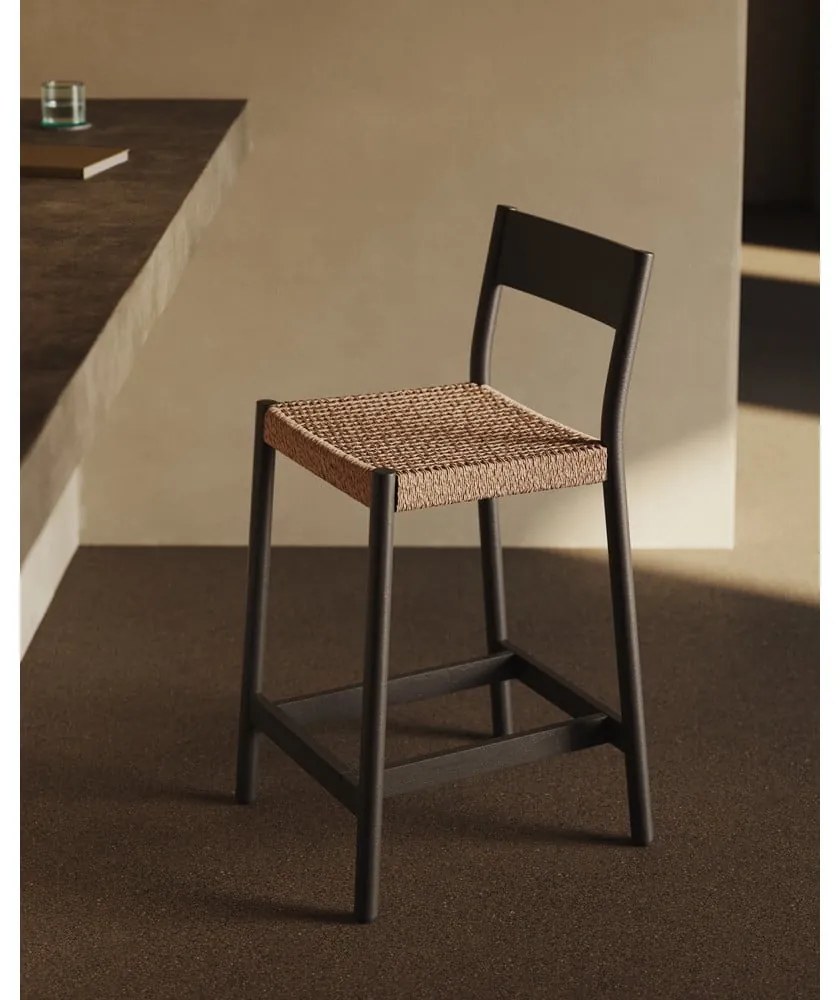 Čierna/v prírodnej farbe barová stolička z dubového dreva (výška sedadla 65 cm) Yalia – Kave Home