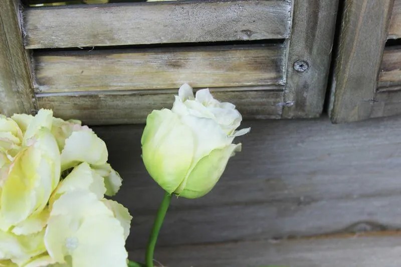 Bledožltá umelá kytička hortenzíí s ružami 27cm