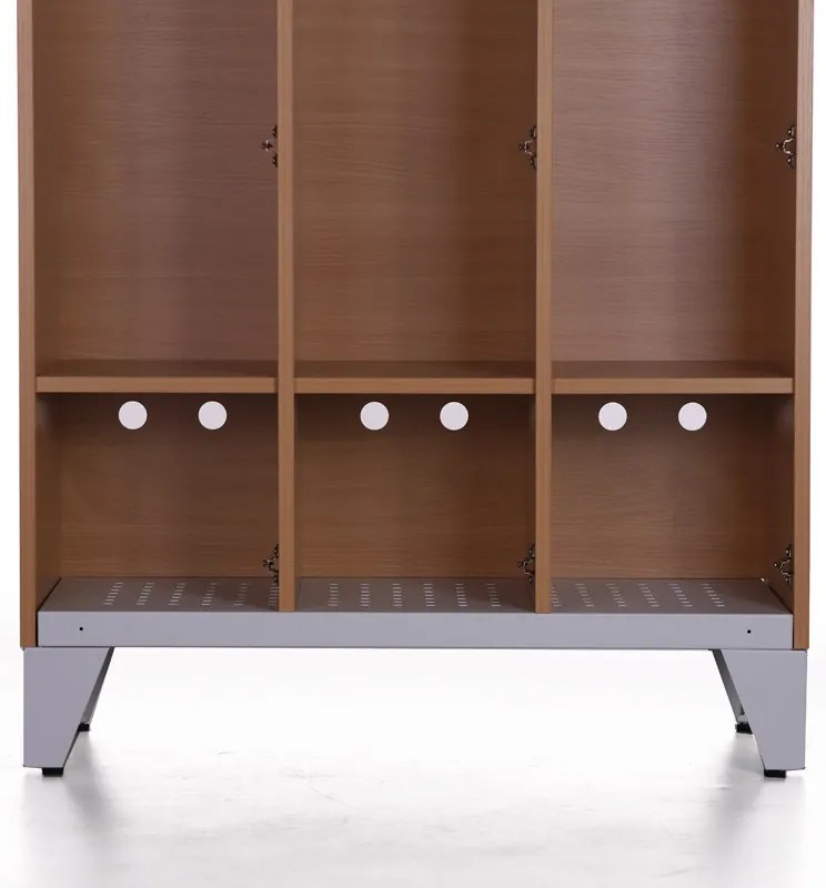 Drevená šatníková skrinka na nohách, 3 dvere, 1750 x 900 x 400 mm, demont, otočný zámok, orech