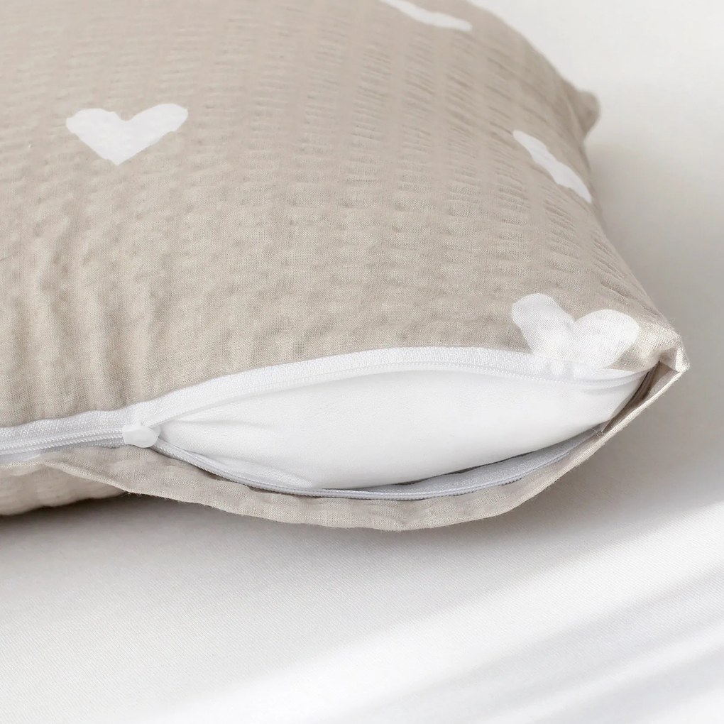 Goldea krepová obliečka na vankúš - srdiečka na latte 45 x 45 cm