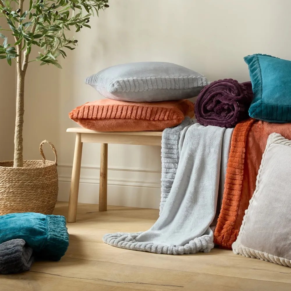 Dekoračný vankúš z mikroplyšu 55x55 cm Velvet and Faux Fur – Catherine Lansfield