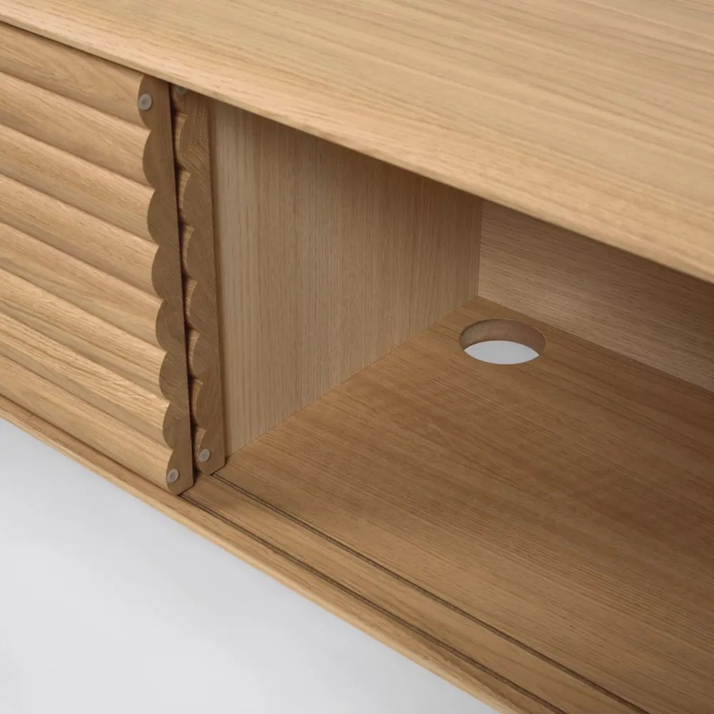 TV komoda v dubovom dekore Kave Home Lenon