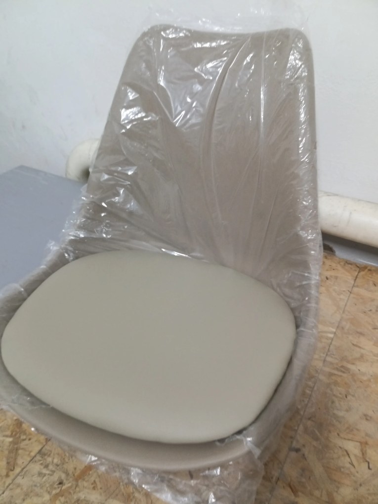 AKCIA Béžová stolička BALI MARK s čiernymi nohami II. akosť