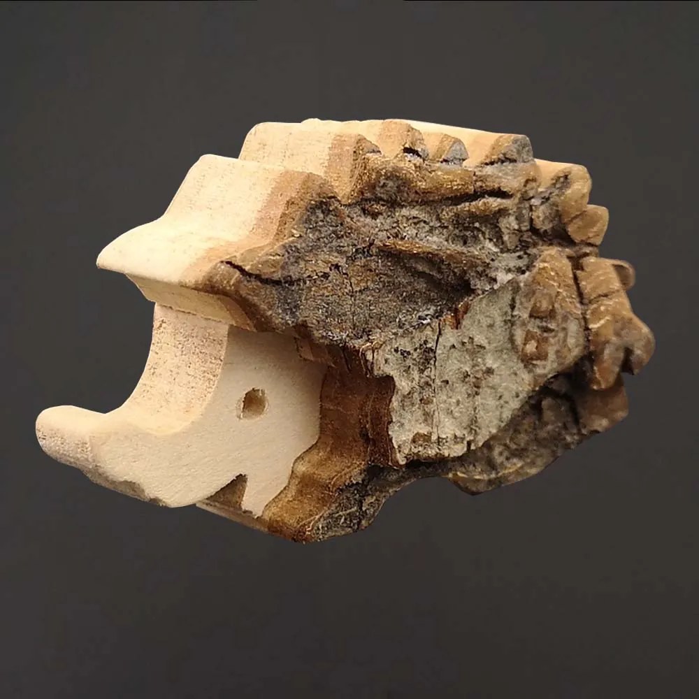 AMADEA Drevený dekorácia ježko s kôrou, masívne drevo, 7 cm