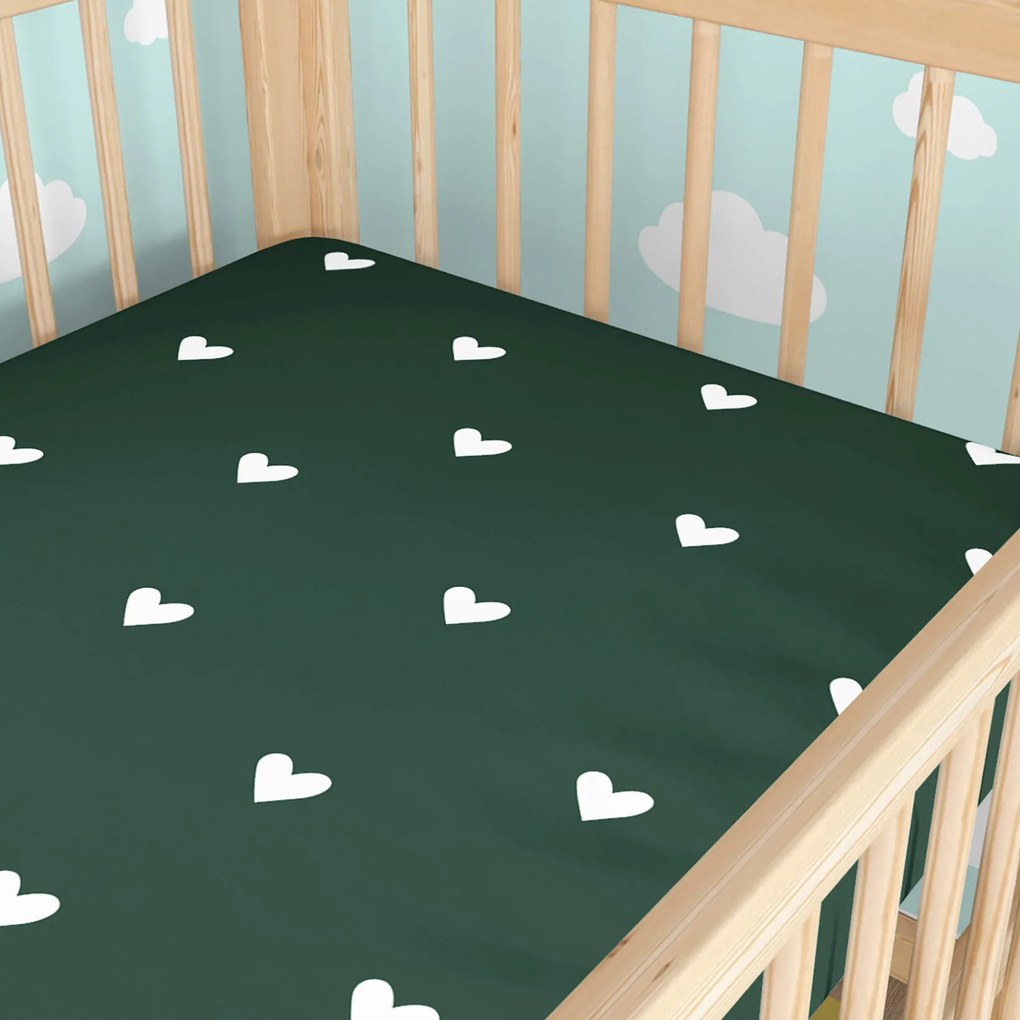 Goldea vianočná bavlnená napínacia plachta do detskej postieľky - srdiečka na tmavo zelenom 60 x 120 cm