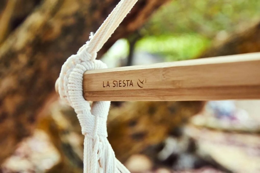 La Siesta DOMINGO KINGSIZE CLASSIC - závesné hojdacie kreslo odolá aj rozmarom počasia, látka: 100% polypropylén / tyč: bambus / otočný čap: nerezová oceľ