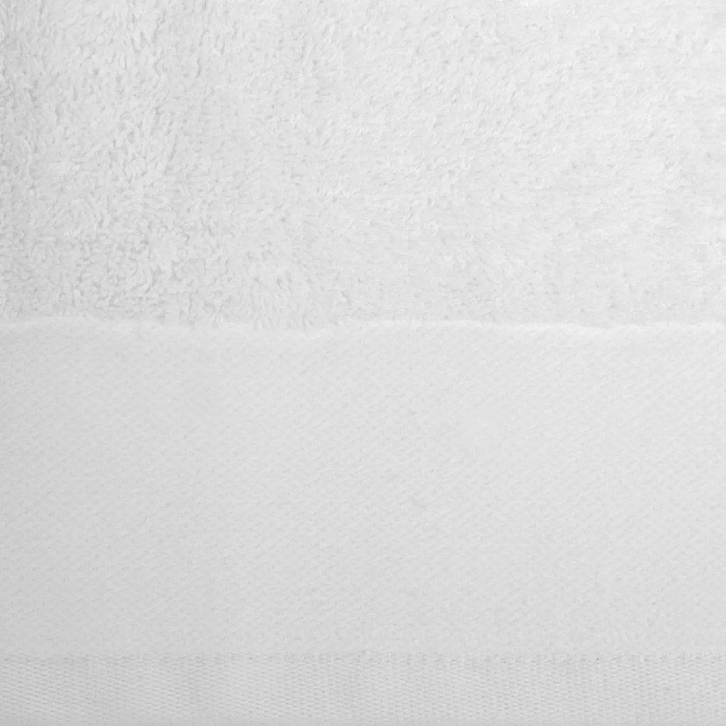Hladký uterák JULITA v bielej farbe s jemným detailom na okraji