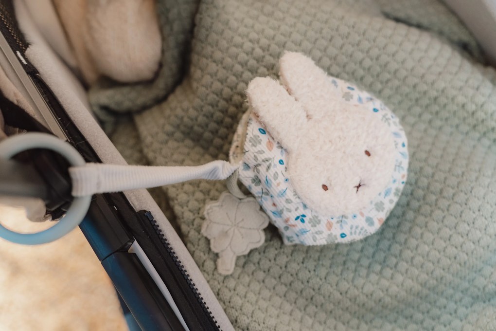 Závesná textilná knižka králiček Miffy Lucky Leaves