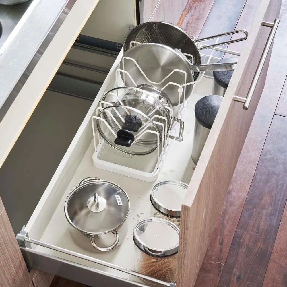 Biely nastaviteľný stojan na pokrievky a panvice YAMAZAKI Tower