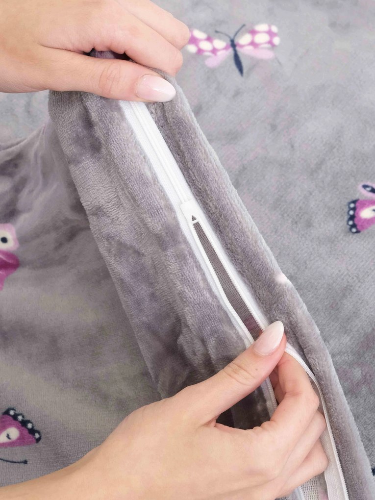 Obliečka na vankúšik mikroplyš Exclusive 40 × 40 cm - Motýliky sivé