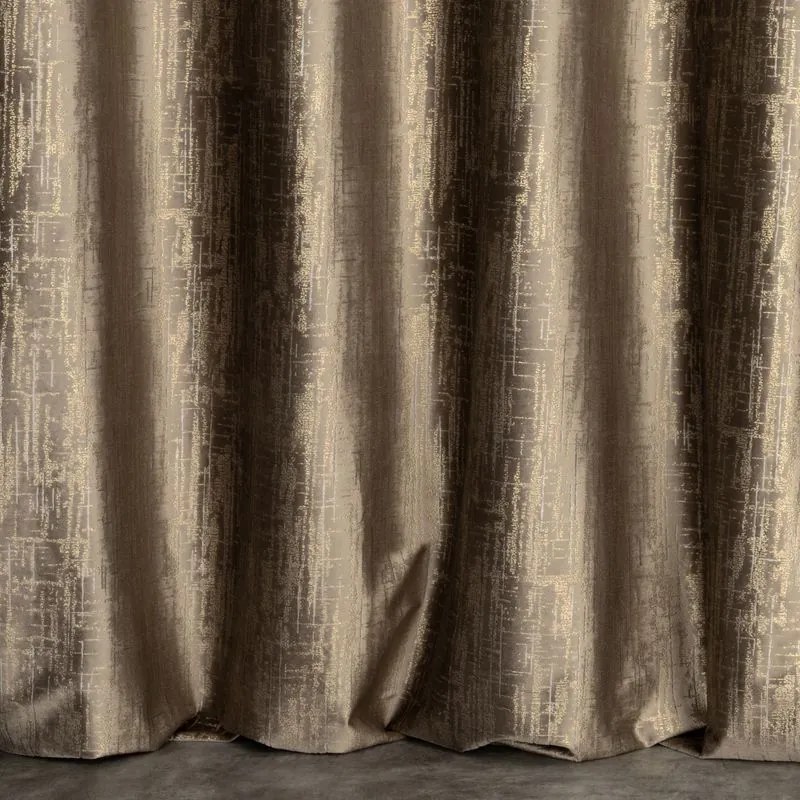Dekorstudio Zamatový záves s elegantnou potlačou ZKPK-03 v čokoládovej farbe
