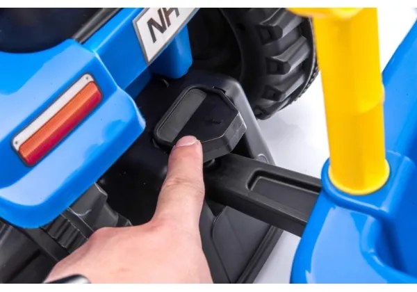 Odrážadlo NEW HOLLAND 2xAA modrá/čierna