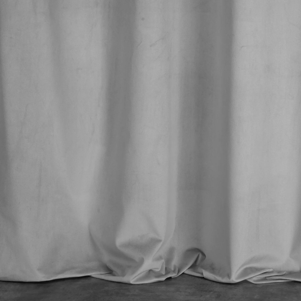 ZATEMŇOVACÍ ZÁVES NA KRÚŽKOCH CARMEN 140X270 CM STRIEBORNÁ