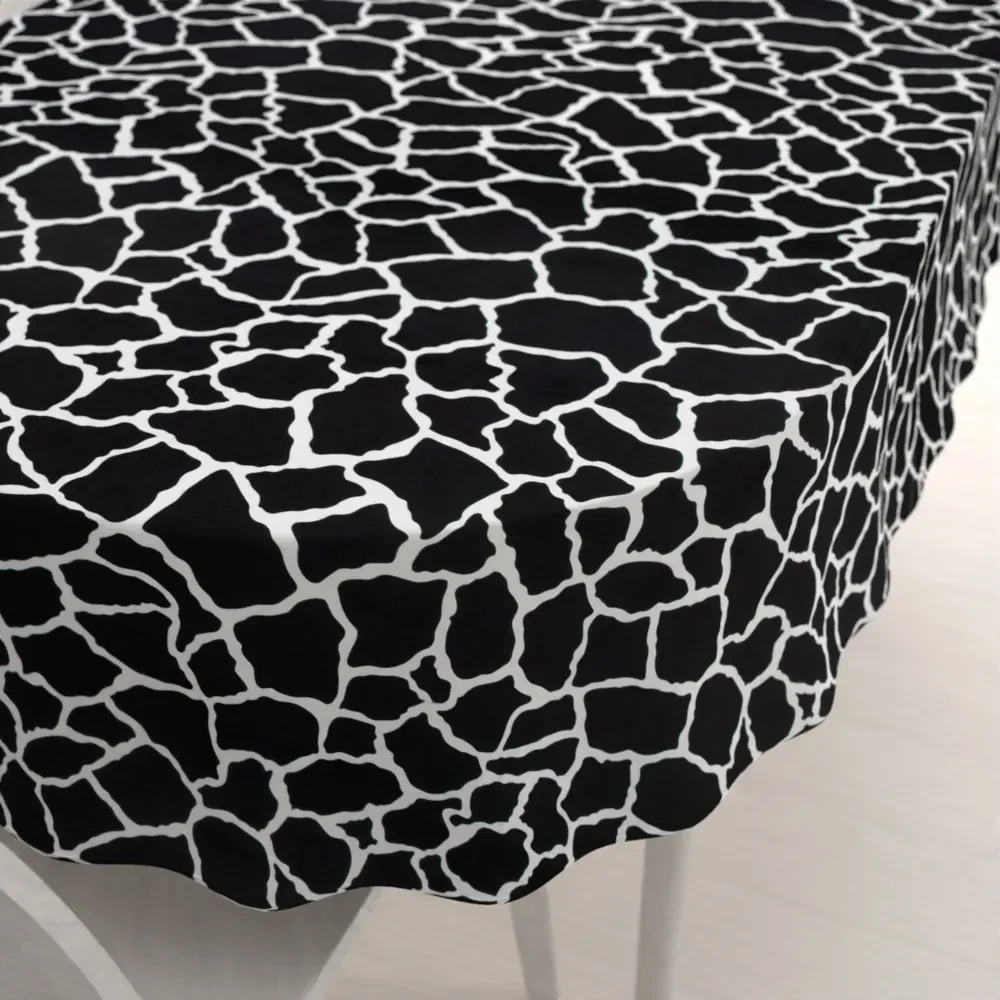 Biante Zamatový oválny obrus Tamara TMR-015 Čiernobiely žirafí vzor 120x140 cm