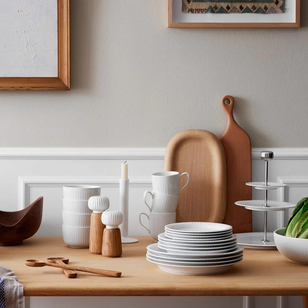 Mlynček z dubového dreva na korenie s bielym detailom z porcelánu Kähler Design Hammershoi, výška 13 cm