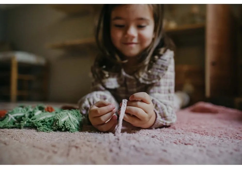 Ružový prateľný ručne tkaný bavlnený detský koberec 100x150 cm Ramona the Radish – Lorena Canals