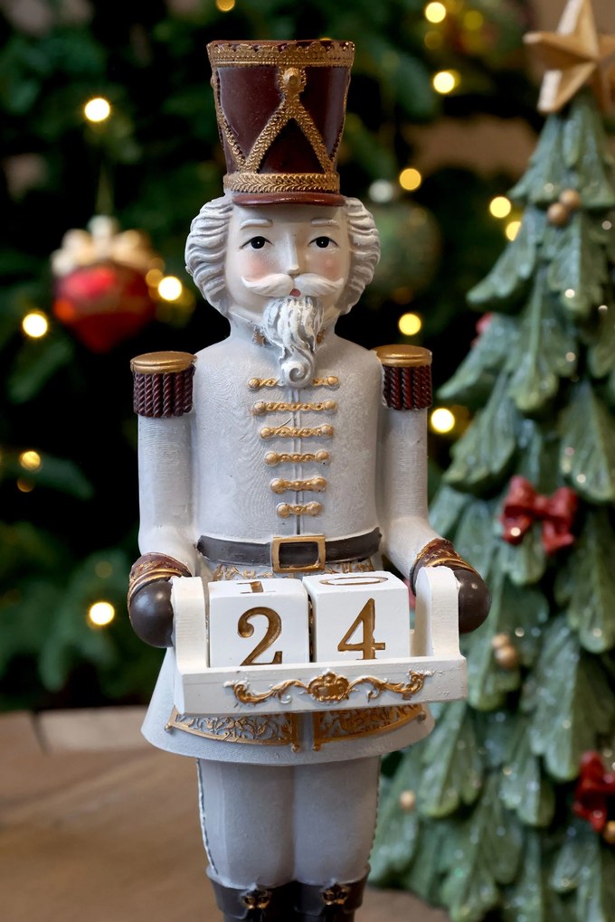 Dekorácia figúrka Luskáčik Cherry Noël s kalendárom – 10*10*31,5 cm