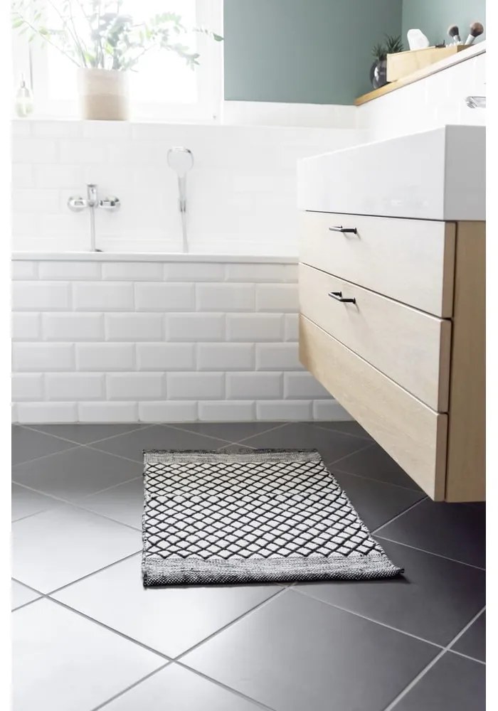 Čiern-obiela kúpeľňová predložka z recyklovaného plastu 50x80 cm Tara – Wenko